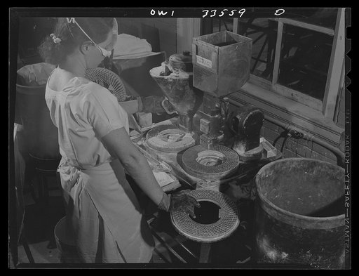 Parke, Davis and Company, manufacturing chemists, Detroit, Michigan. Filling gelatin capsules with medicament