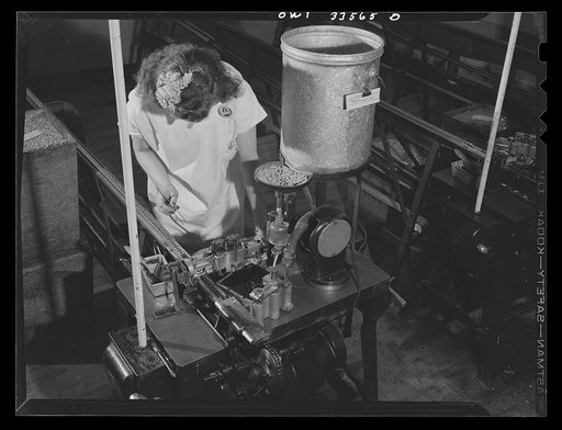 Parke, Davis and Company, manufacturing chemists, Detroit, Michigan. Hermetically sealing filled gelatin capsules