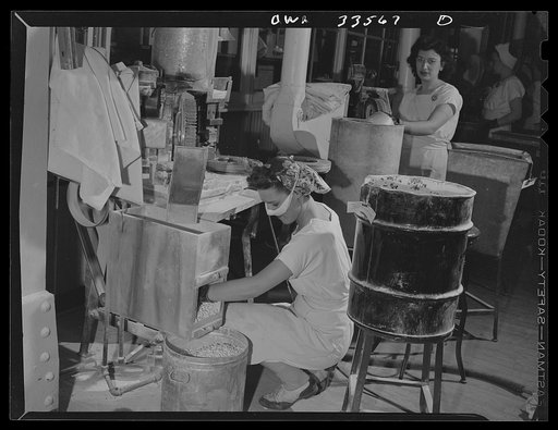 Parke, Davis and Company, manufacturing chemists, Detroit, Michigan. Filling gelatin capsules with medicament