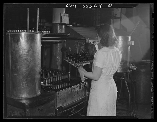 Parke, Davis and Company, manufacturing chemists, Detroit, Michigan. Production of empty gelatin capsules in a special size