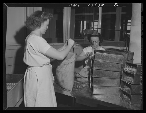 Parke, Davis and Company, manufacturing chemists, Detroit, Michigan. Preliminary inspection of ampoules
