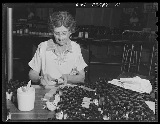 Parke, Davis and Company, manufacturing chemists, Detroit, Michigan. Applying labels to tablet containers