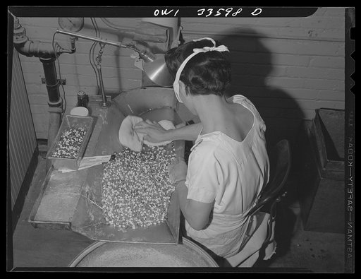 Parke, Davis and Company, manufacturing chemists, Detroit, Michigan. Cleaning filled capsules