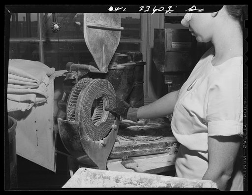 Parke, Davis and Company, manufacturing chemists, Detroit, Michigan. Filling medication into gelating capsules