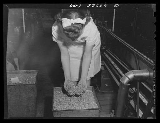 Parke, Davis and Company, manufacturing chemists, Detroit, Michigan. Inspection of filled capsules