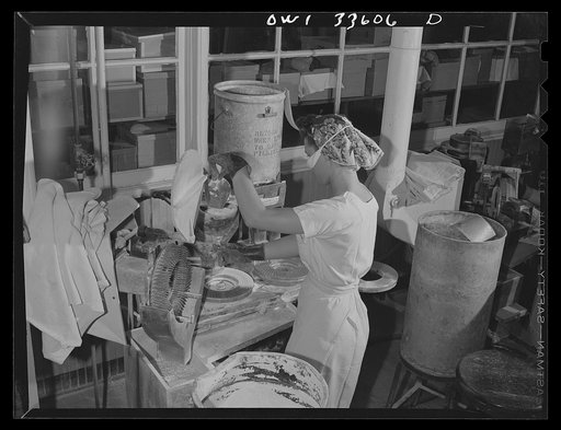 Parke, Davis and Company, manufacturing chemists, Detroit, Michigan. Filling a gelatin capsules with medicament