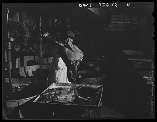 Parke, Davis and Company, manufacturing chemists, Detroit, Michigan. Reducing a fluid extract to a solid extract