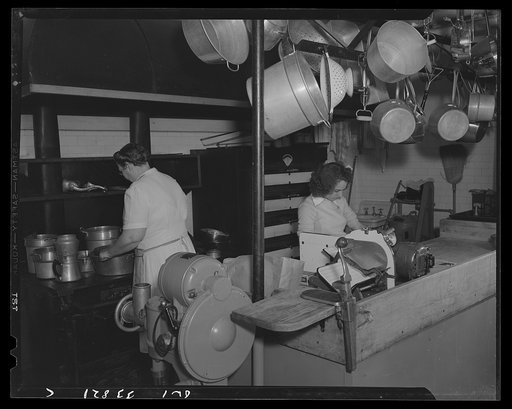 Schenectady, New York. Meals served in the Oneida school cafeteria with the help of home economics students in the kitchen