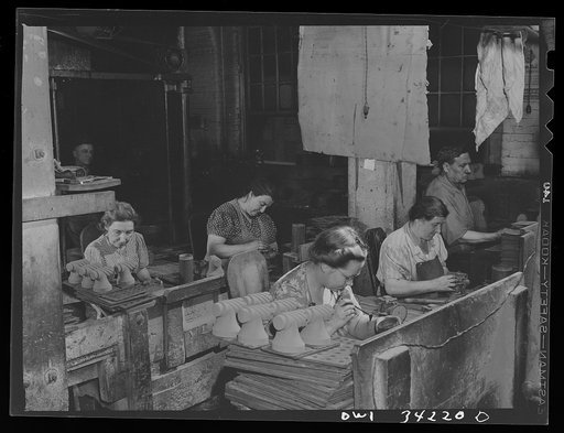 New Britain, Connecticut. Women at Landers, Frary and Clark plant. Processing cores to be used by the Army for making molds for meat choppers