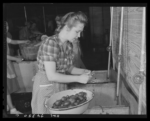 Jeffersontown, Kentucky. The Jefferson County ommunity cannery, started by the WPA (Work Projects Administration), now conducted by the state (?) vocational education department. Women pay three cents each for cans and two cents per can for use of the pressure cooker. Mrs. Thomas Benton of Louisvill