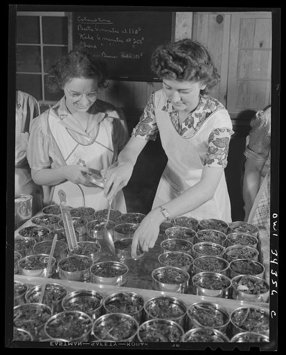 Jeffersontown, Kentucky. The Jefferson County community cannery, started by the WPA (Work Projects Administration), now conducted by the state (?) vocational education department. Women pay three cents each for cans and two cents per can for use of the pressure cooker. Mrs. Thelma Farmer(left), of t