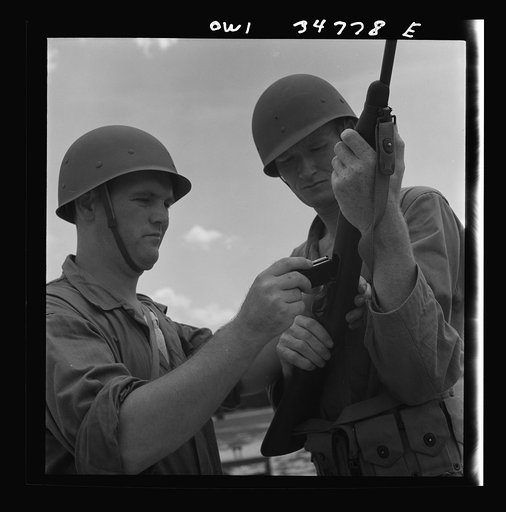 Warner Robins, Georgia. Air Service Command, Robins Field. Private Walter F. Guthrie, of Canadian, Texas, learning to handle a carbine. The instructor is Sergeant Dennis Maloney of Brooklyn, New York. Guthrie was a filling station operator in his home town; Maloney, a clerk in an A&P store. Both are