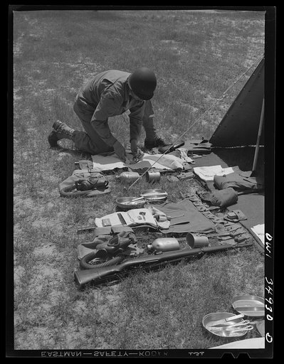 Daniel Field, Georgia. Air Service Command. Learning how to arrange a pack