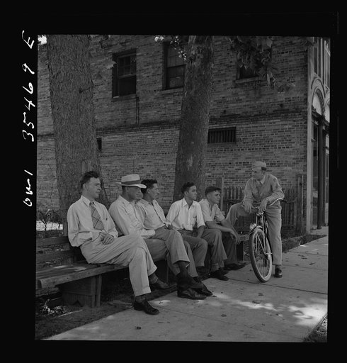 Bowman, South Carolina. Sergeant John Riley of the 25th service group, Air Service Command, talking with friends while on leave at his home. Before enlisting in the Army, Sergeant Riley worked in his father's garage for many years
