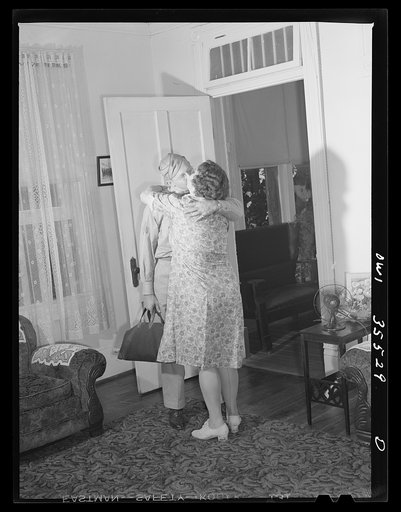 Bowman, South Carolina. Sergeant John Riley of the 25th service group, Air Service Command, coming home on leave
