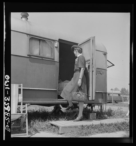 Middle River, a small crossroads in the vicinity of Baltimore, Maryland. FSA (Farm Security Administration) housing project (later administered by the National Housing Agency) for Glenn L. Martin aircraft workers. Mrs. Phyllis Phair, a public health nurse, demonstrating to a young mother how to bath
