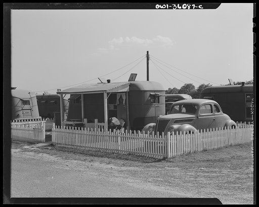Middle River, Maryland. FSA (Farm Security Administration) housing project for Glenn L. Martin aircraft plant workers. Trailer with small enclosed yard