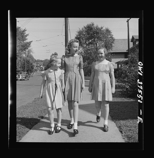 Cincinnati, Ohio. The Cochran children on the way from Sunday school