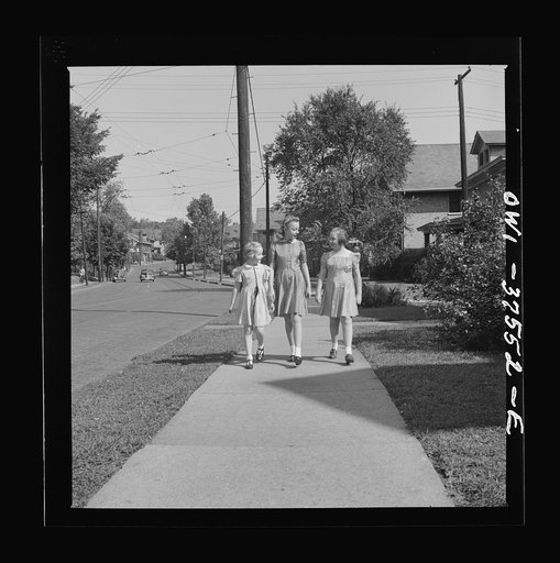 Cincinnati, Ohio. The Cochran children on the way from Sunday school