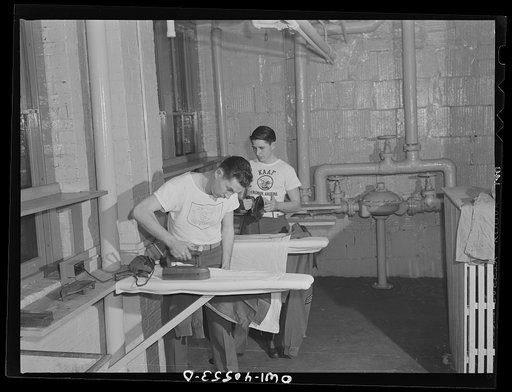 Washington, D.C. Servicemen using the laundry facilities in the sub-basement of the United Nations service center. It is not necessary to engage a hotel room in order to use these accommodations