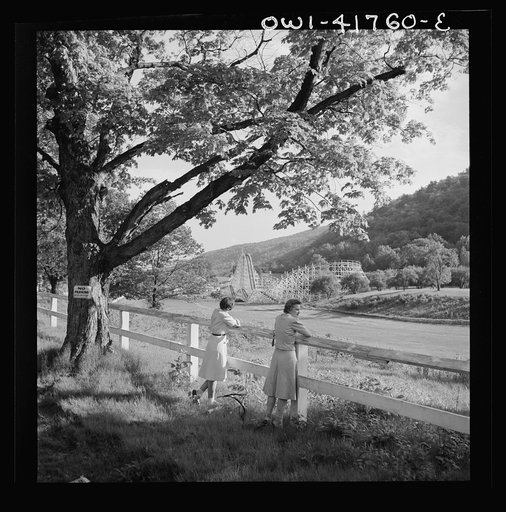 Untitled photo, possibly related to: Southington, Connecticut. Amusement park