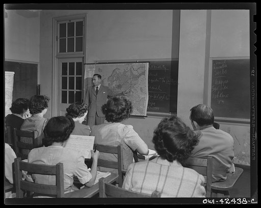 United Nations Relief and Rehabilitation Administration training center, University of Maryland, College Park, Maryland. Dr. Frank Munk, director of the school, addressing a class. Dr. Munk is one of the two permanent faculty members of the school. Other instructors are secured from various governme