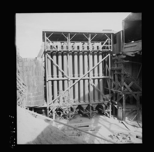 New Idria, California. A view of the mercury extraction plant of the Quicksilver Mining Company where mercury is obtained from cinnabar, an ore mined at a number of workings near the plant