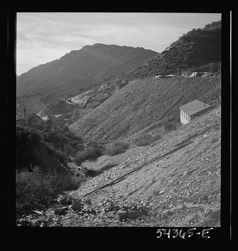 Kingman (vicinity), Arizona. A general view showing a huge waste pile and beyond it the recovery plant where tungsten ore is processed. The ore is mined in the nearby Boriana workings