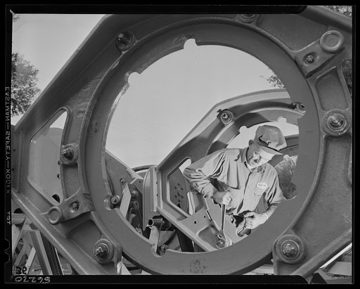 De Land, Florida. De Land pool of small machine shops forming a sub-contracting group for war production