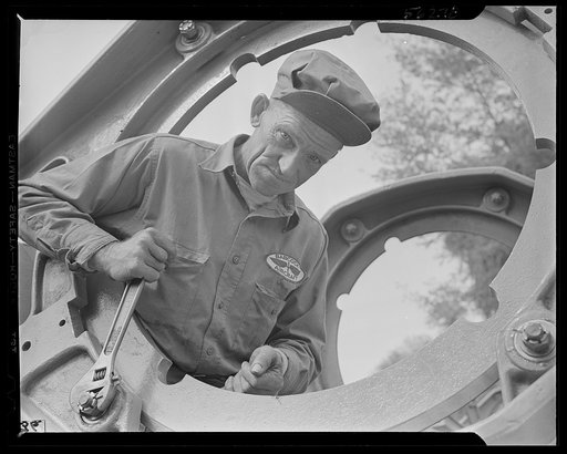De Land, Florida. De Land pool of small machine shops forming a sub-contracting group for war production