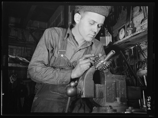 De Land, Florida. De Land pool of small machine shops forming a sub-contracting group for war production