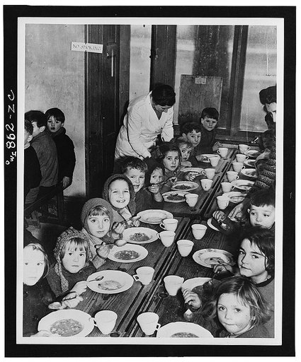 London, England. Vegetables grown in the United States and dehydrated for economical shipment across the Atlantc provide a hot and nourishing dish for little evacuees from London's East End