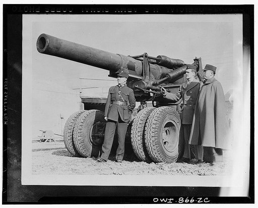 Aberdeen Proving Ground, Maryland. Lieutenant Guy H. Drewry, U.S.A. (center), aide-de-camp to Major-General Charles T. Harris, Jr., commanding the Aberdeen Proving Ground, pointing out important features of the eight inch howitzer to Chinese Major-General Dai-Fung King (right) and his aide-de-camp, 