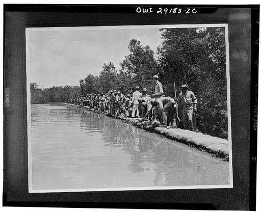 Sand Mills (vicinity), Arkansas. Men of the 354 Engineer Regiment at work on the levee on the White River