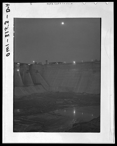 Fort Loudon [i.e., Loudoun] Dam, Tennessee. Tennessee Valley Authority (TVA). Construction at night