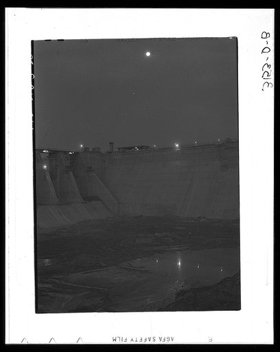Fort Loudon [i.e., Loudoun] Dam, Tennessee. Tennessee Valley Authority (TVA). Construction at night