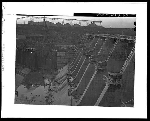 Fort Loudon [i.e., Loudoun] Dam, Tennessee. Tennessee Valley Authority (TVA). Construction at night
