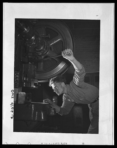 Knoxville, Tennessee (Tennessee Valley Authority (TVA)). Training for war work at Stair Vocational High School