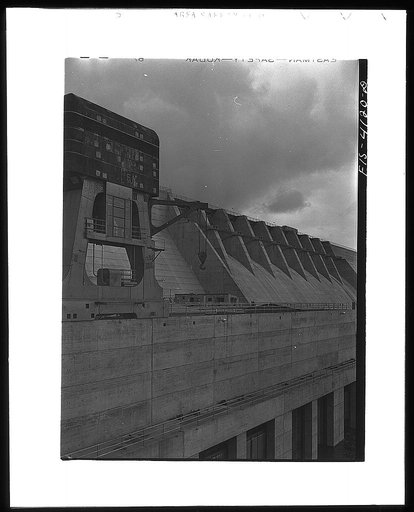 Cherokee Dam, Tennessee (Tennessee Valley Authority (TVA)). Gantry crane and spillway
