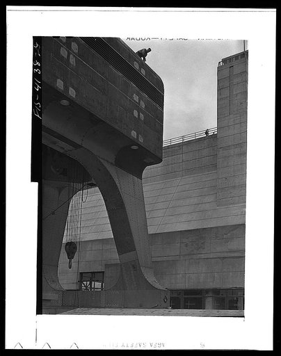 Cherokee Dam, Tennessee (Tennessee Valley Authority (TVA)). Riveter atop 250 ton crane