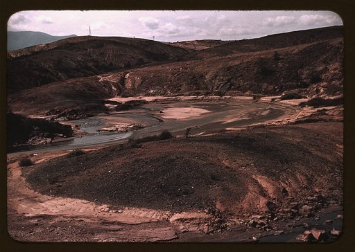 Copper mining section between Ducktown and Copperhill], Tennessee. Fumes from smelting copper for sulfuric acid have destroyed all vegetation and eroded the land