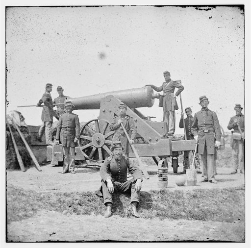 Arlington, Va. Soldiers with 24-pdr. siege gun on wooden barbette carriage at Fort Corcoran