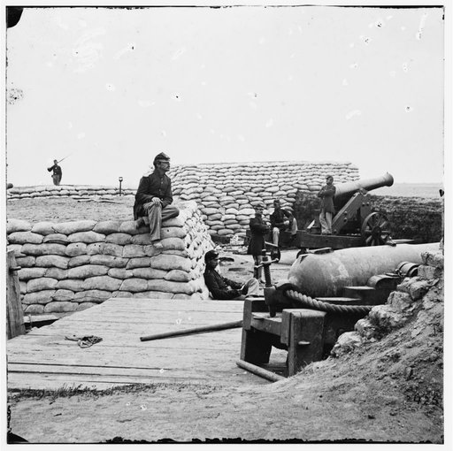 Yorktown, Virginia (vicinity). Federal soldiers in Confederate battery (protected with sand bags) south of Yorktown. 32-pdr. Navy gun in foreground, far gun: 24-pdr. siege piece.