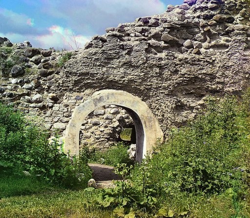 Vykhod iz ogrady t︠s︡erkvi Sv. Georgīi︠a︡. Ri︠u︡rikovskīi︠a︡ ukri︠e︡plenīi︠a︡. [Starai︠a︡ Ladoga, Rossiĭskai︠a︡ imperii︠a︡