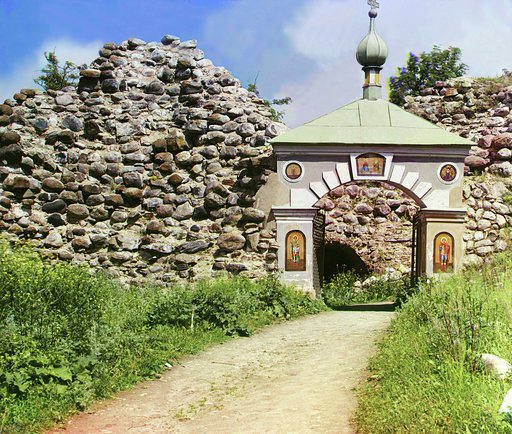Vkhod v ogradu t︠s︡erkvi Sv. Georgīi︠a︡. [Starai︠a︡ Ladoga, Rossiĭskai︠a︡ imperii︠a︡