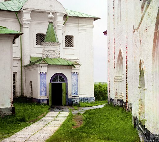 Vkhod v t︠s︡erkovʹ Ugodnika. [Kirillov-Velozerskiĭ monastyrʹ, Kirillov, Rossiĭskai︠a︡ imperii︠a︡