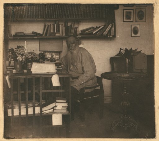 L.N. Tolstoĭ v kabineti︠e︡. V I︠A︡snoĭ poli︠a︡ni︠e︡