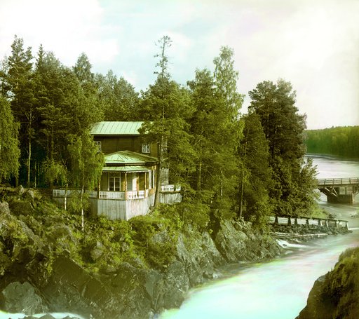 Dacha okolo vodopada Kivach. [Ri︠e︡ka Suna