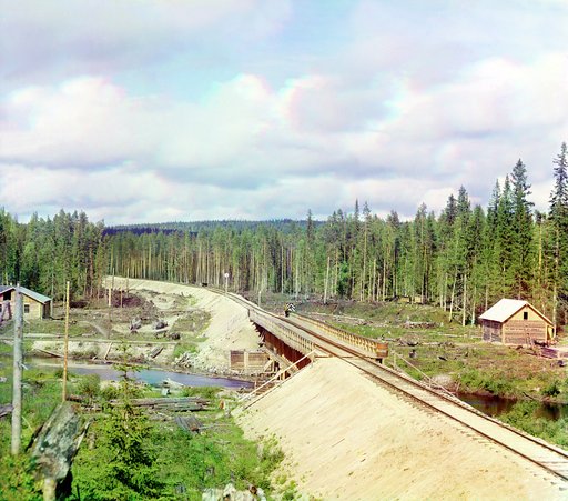 Railroad bridge across Kumsa River near the Medvezhya Gora Station
