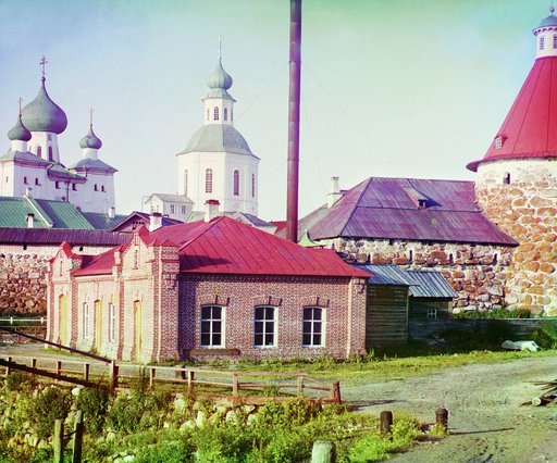 Troit︠s︡kīĭ sobor i ėl. stant︠s︡īi︠a︡ vid sboku. [Solovetskiĭ monastyrʹ, Solovet︠s︡kie ostrova